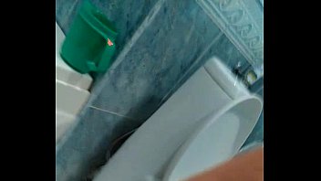 Мастурбация азербайджанки в ванной снята на телефон